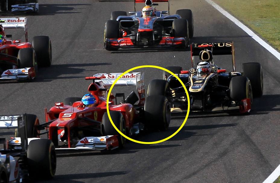 Suzuka 2012, l&#39;handicap delle pessime qualifiche della Ferrari si paga con partenze difficili: qui un contatto con Raikkonen provoca la foratura fatale. Dopo Spa un altro ritiro alla prima curva. Due macigni che affondano la classifica dello spagnolo. Colombo 